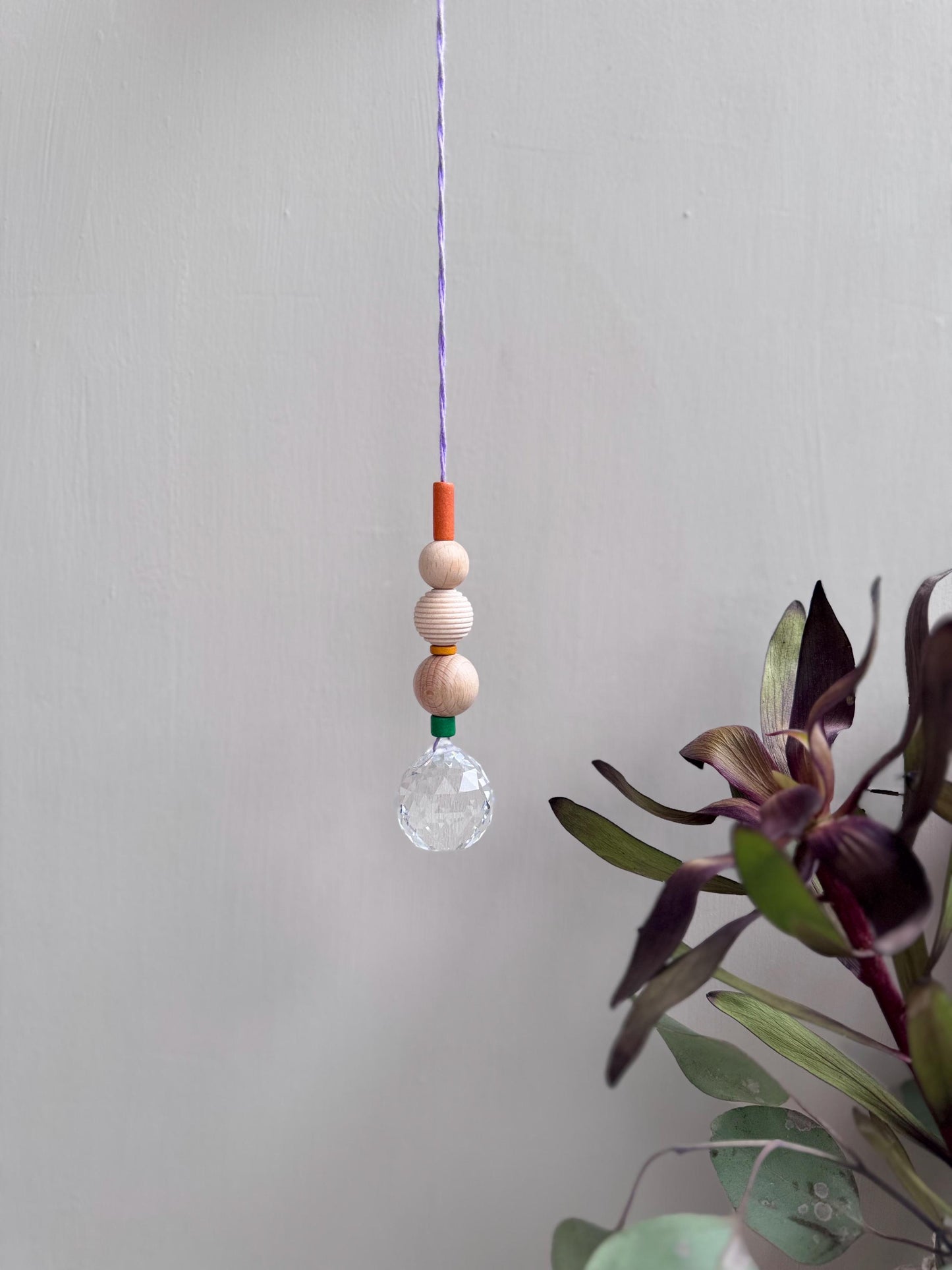 Handgefertigter bunter Sonnenfänger - Suncatcher mit Prisma - Regenbogen Fensterdekoration aus Glas