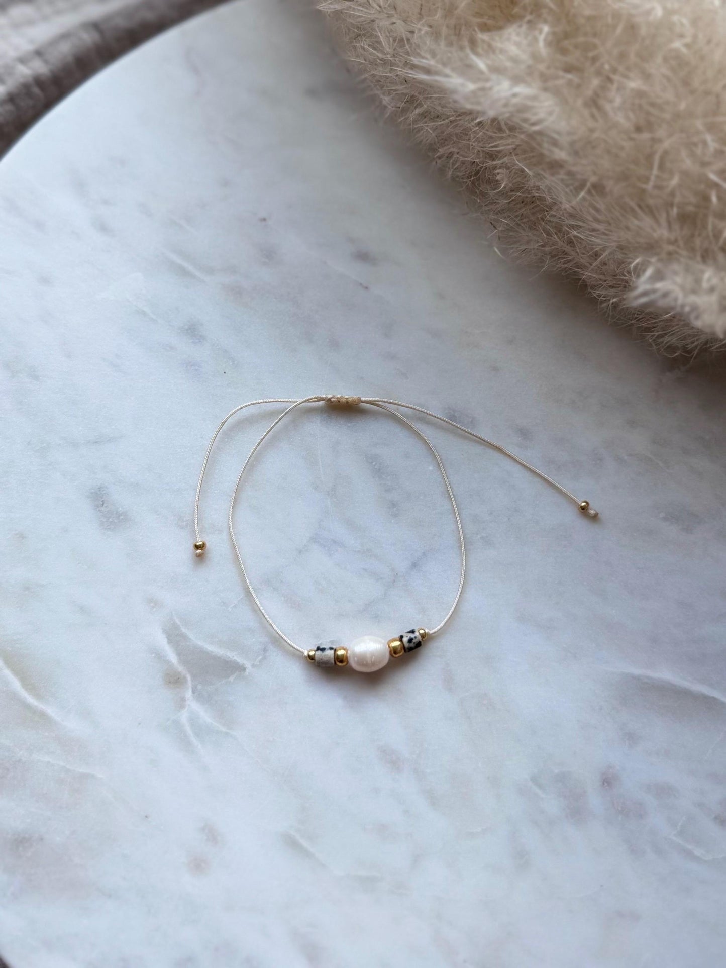 Zartes Edelsteinarmband handgefertigt - mit Dalmatiner Jaspis und Süßwasserperle - Freundschaftsarmband