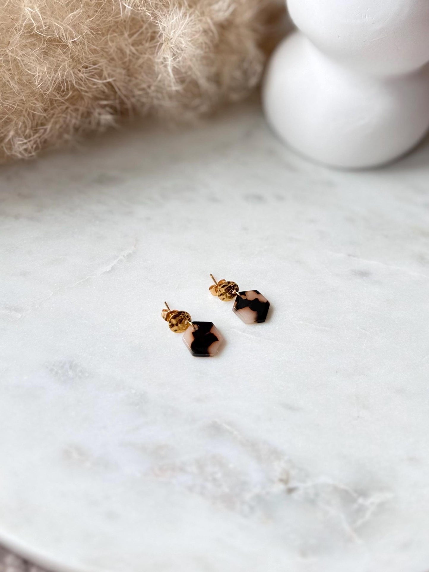 Vergoldete Edelstahl Ohrringe mit Resin Anhänger in Hexagonform - Handgefertigt