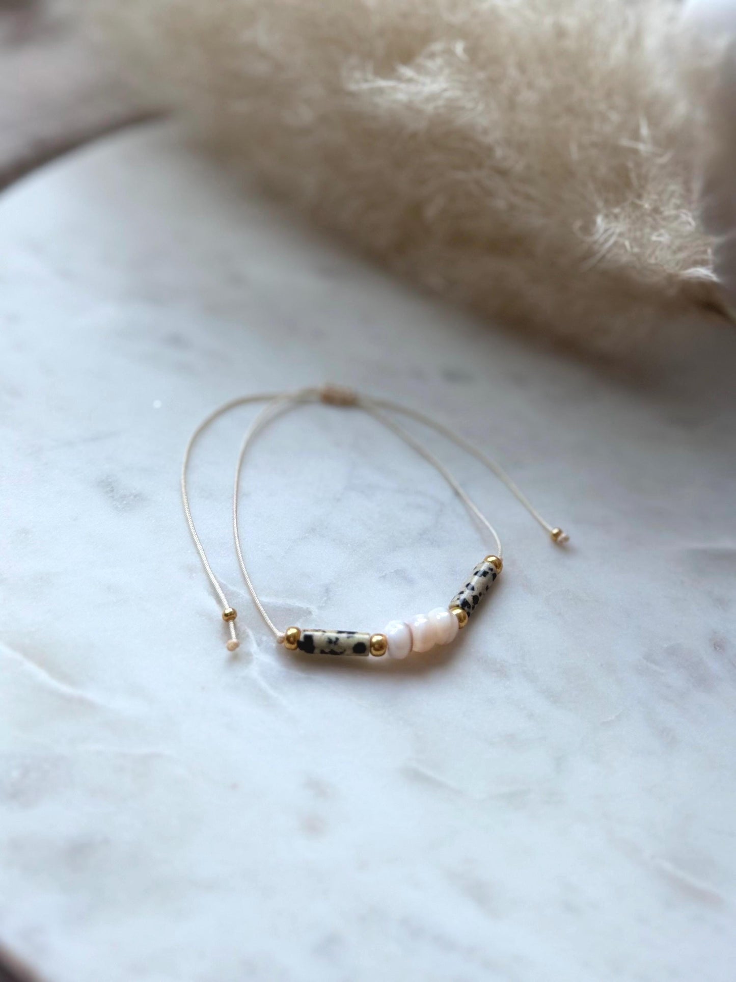Zartes Edelsteinarmband handgefertigt - mit Dalmatiner Jaspis und Muschelperlen - Freundschaftsarmband