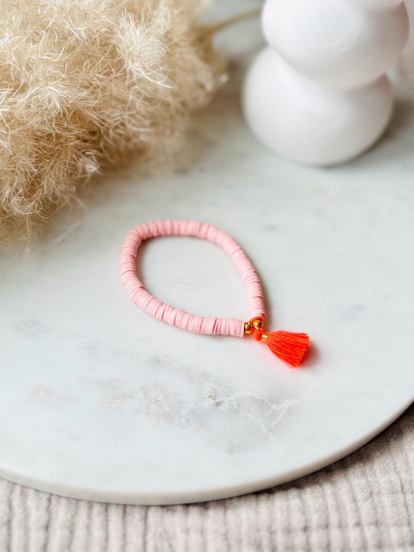 Katsuki Perlenarmband handgefertigt - Buntes Armband mit Quaste in Neonorange