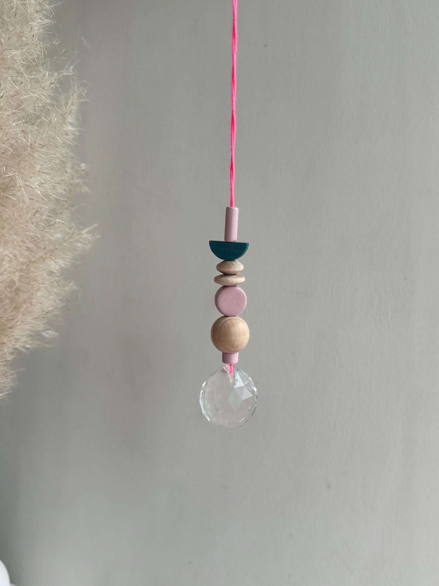 Handgefertigter bunter Sonnenfänger - Suncatcher mit Prisma - Regenbogen Fensterdekoration aus Glas