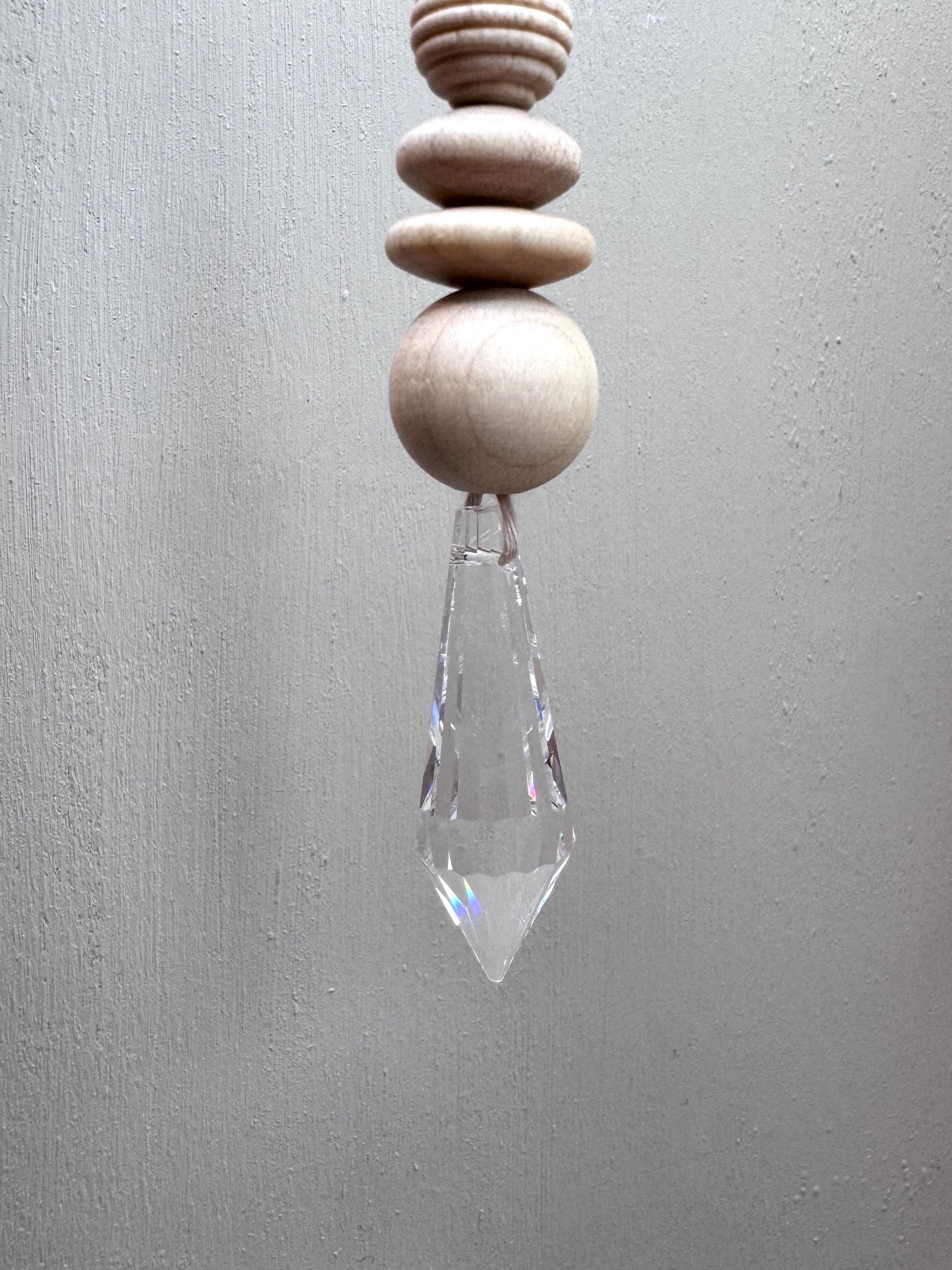 Handgefertigter schlichter Sonnenfänger - Suncatcher mit Prisma - Regenbogen Fensterdekoration aus Glas