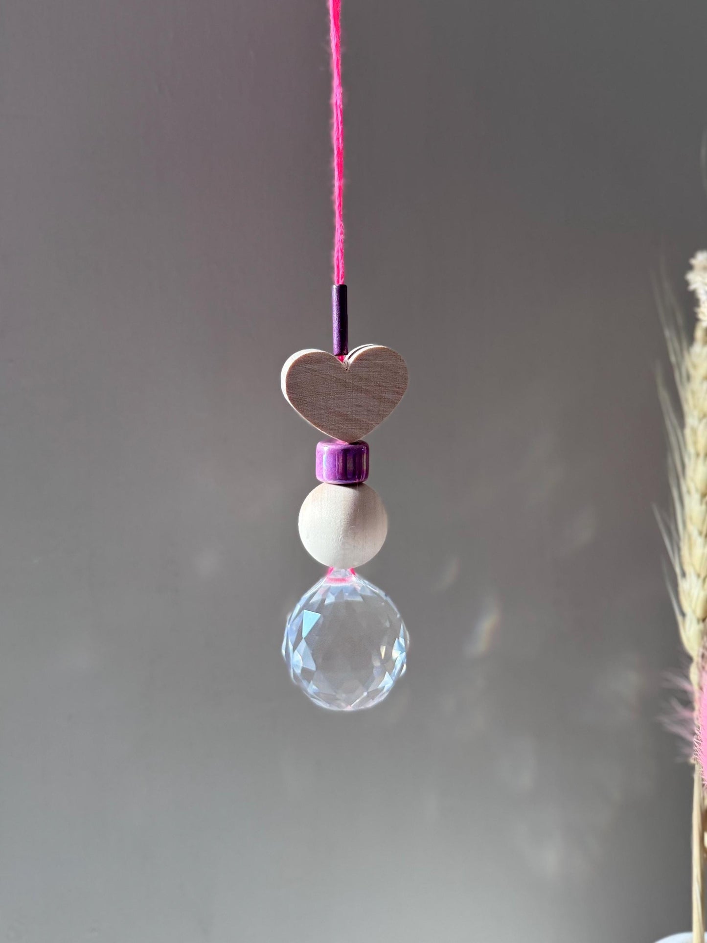 Handgefertigter bunter Sonnenfänger HERZ - Suncatcher mit Prisma - Regenbogen Fensterdekoration aus Glas