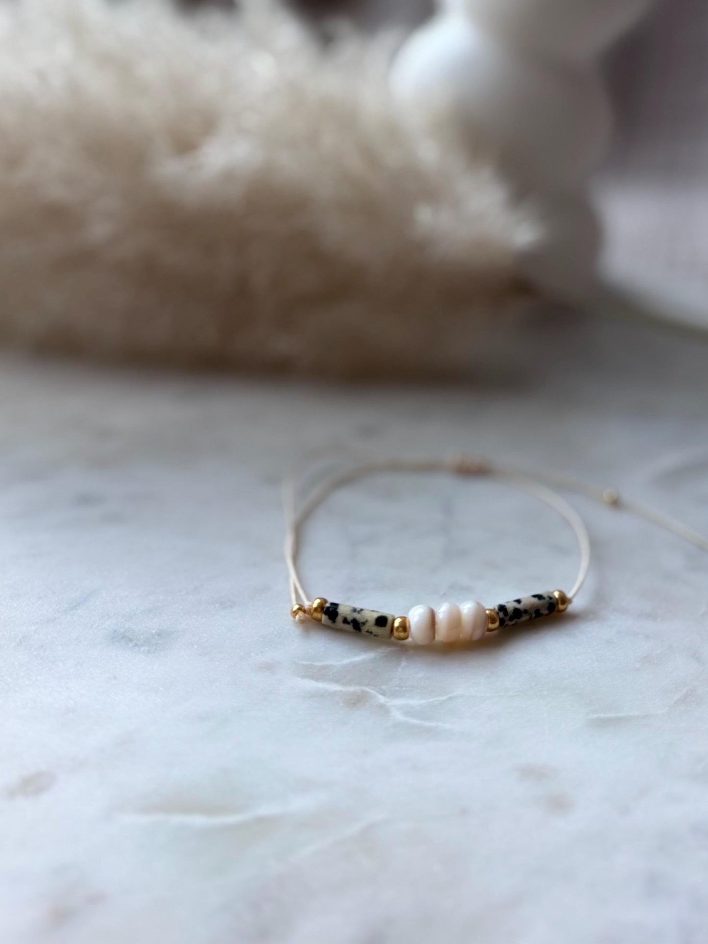 Zartes Edelsteinarmband handgefertigt - mit Dalmatiner Jaspis und Muschelperlen - Freundschaftsarmband