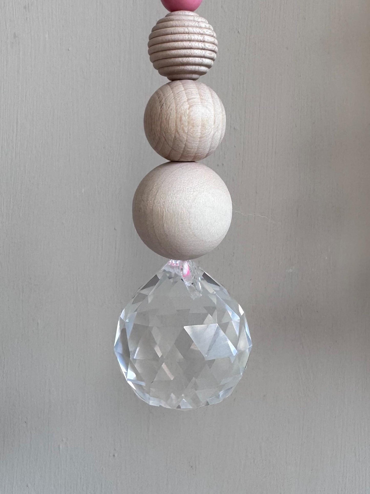 Handgefertigter bunter Sonnenfänger - Suncatcher mit Prisma - Regenbogen Fensterdekoration aus Glas