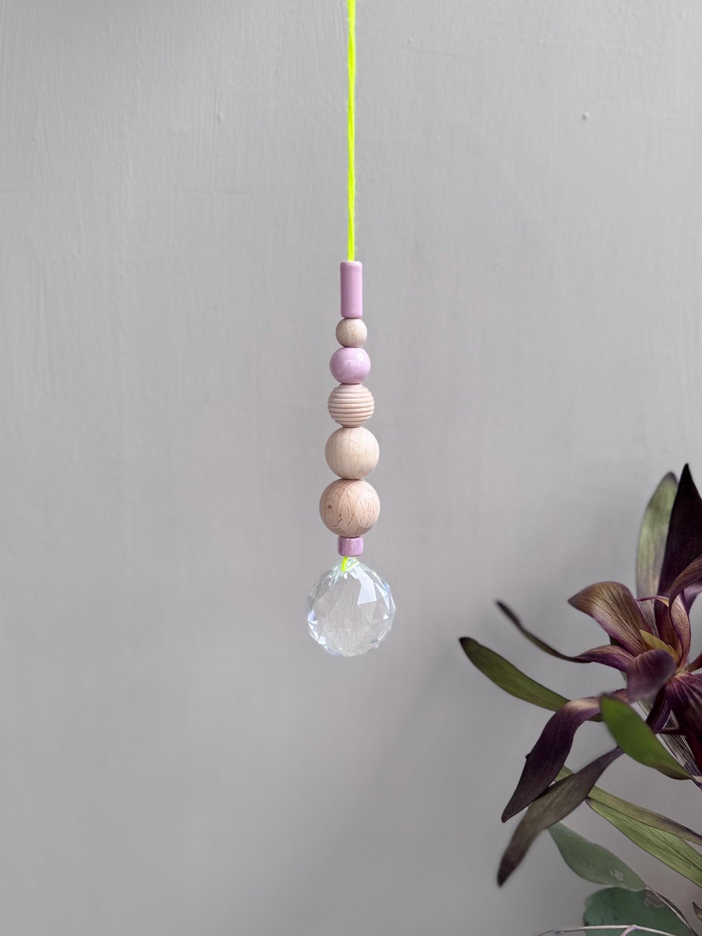 Handgefertigter bunter Sonnenfänger - Suncatcher mit Prisma - Regenbogen Fensterdekoration aus Glas
