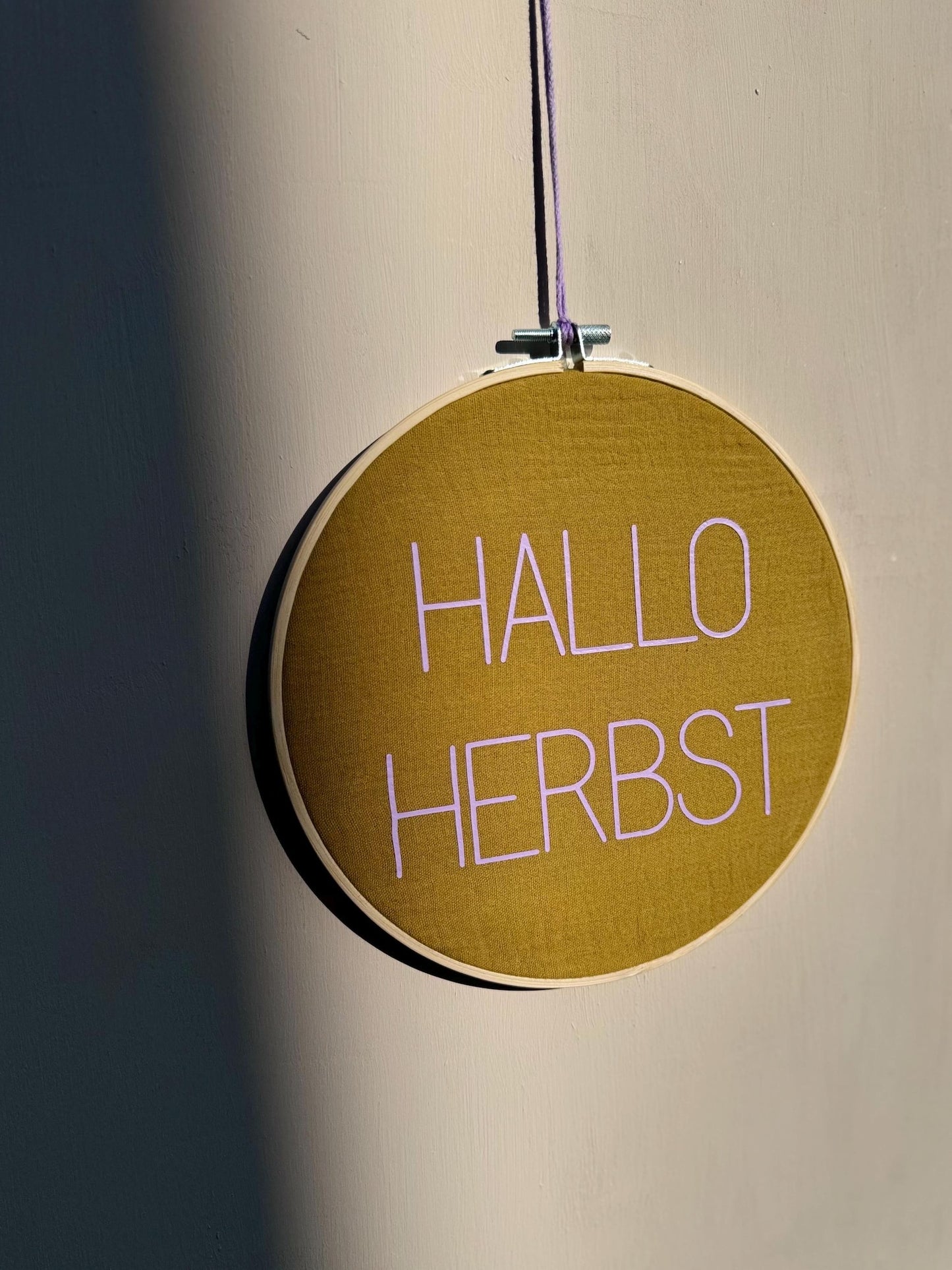 Stickrahmen "Hallo Herbst" Musselinstoff - Handgemachte Herbstdeko Geschenkidee