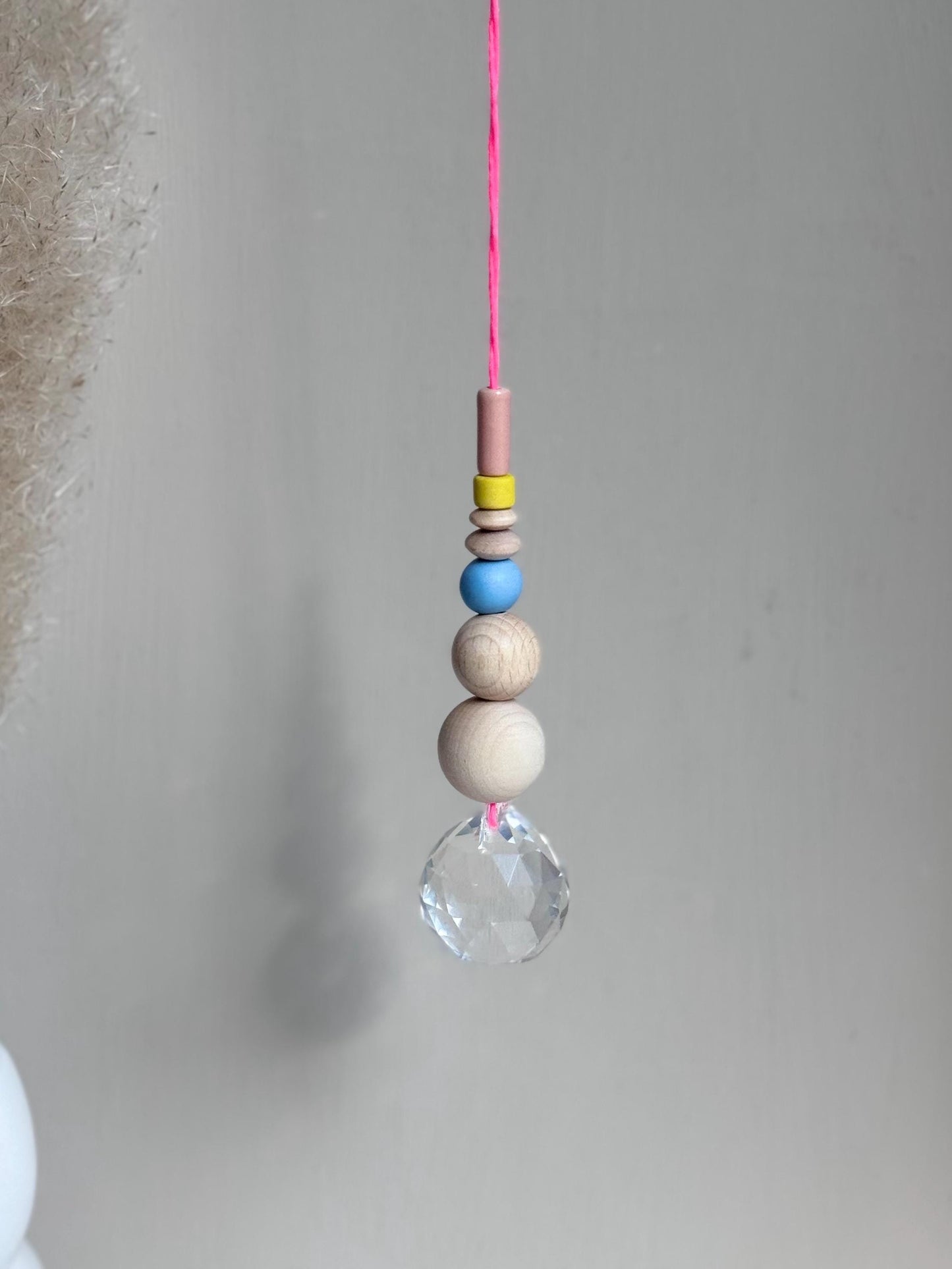 Handgefertigter bunter Sonnenfänger - Suncatcher mit Prisma - Regenbogen Fensterdekoration aus Glas