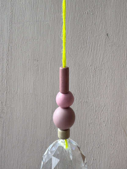 Handgefertigter bunter Sonnenfänger Neongelb, Mauve & Rosa - Suncatcher mit Prisma - Regenbogen Fensterdekoration aus Glas