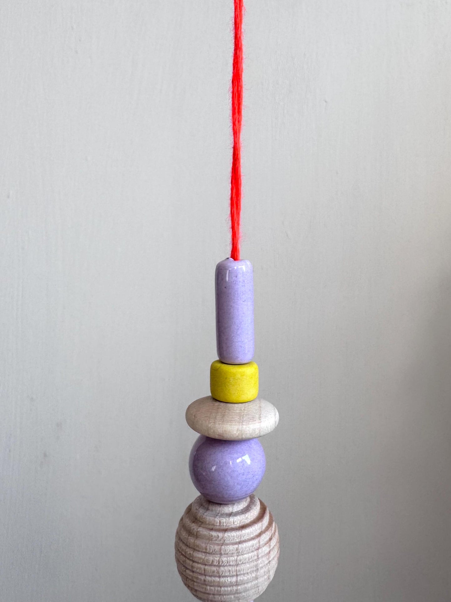 Handgefertigter bunter Sonnenfänger Neonorange, Gelb & Flieder - Suncatcher mit Prisma - Regenbogen Fensterdekoration aus Glas