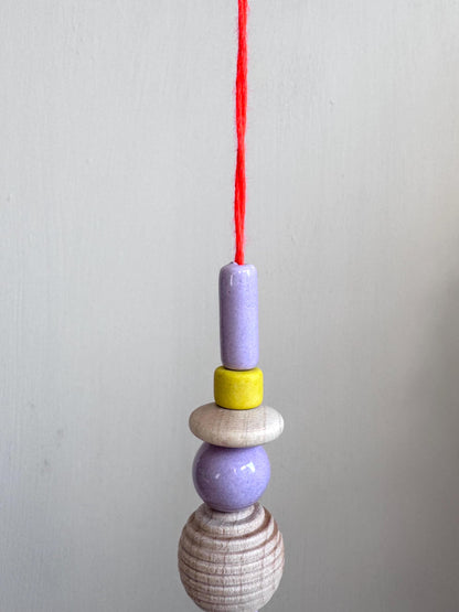 Handgefertigter bunter Sonnenfänger Neonorange, Gelb & Flieder - Suncatcher mit Prisma - Regenbogen Fensterdekoration aus Glas