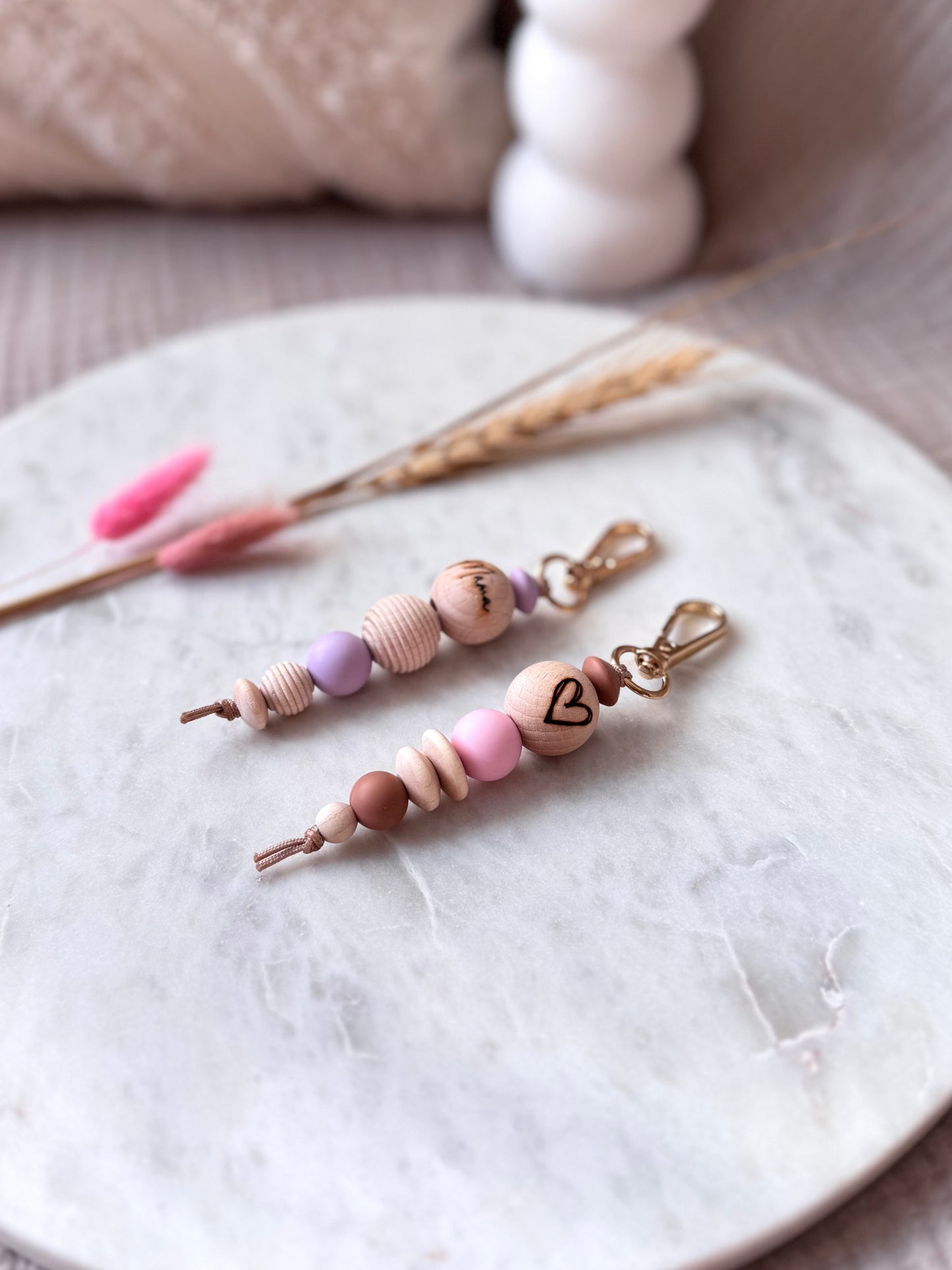 Schlüsselanhänger MAMA Flieder - Holzperlen & Silikonperlen - Geschenk für Mama