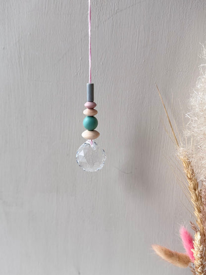 Handgefertigter bunter Sonnenfänger Rosa, Salbei & Grau - Suncatcher mit Prisma - Regenbogen Fensterdekoration aus Glas