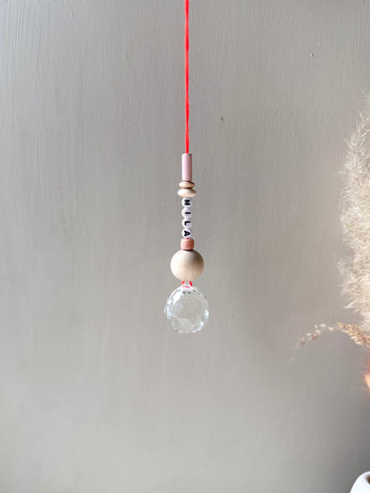 Handgefertigter personalisierbarer Sonnenfänger Neonorange - Kinderzimmerdeko - Regenbogen Fensterdekoration aus Glas