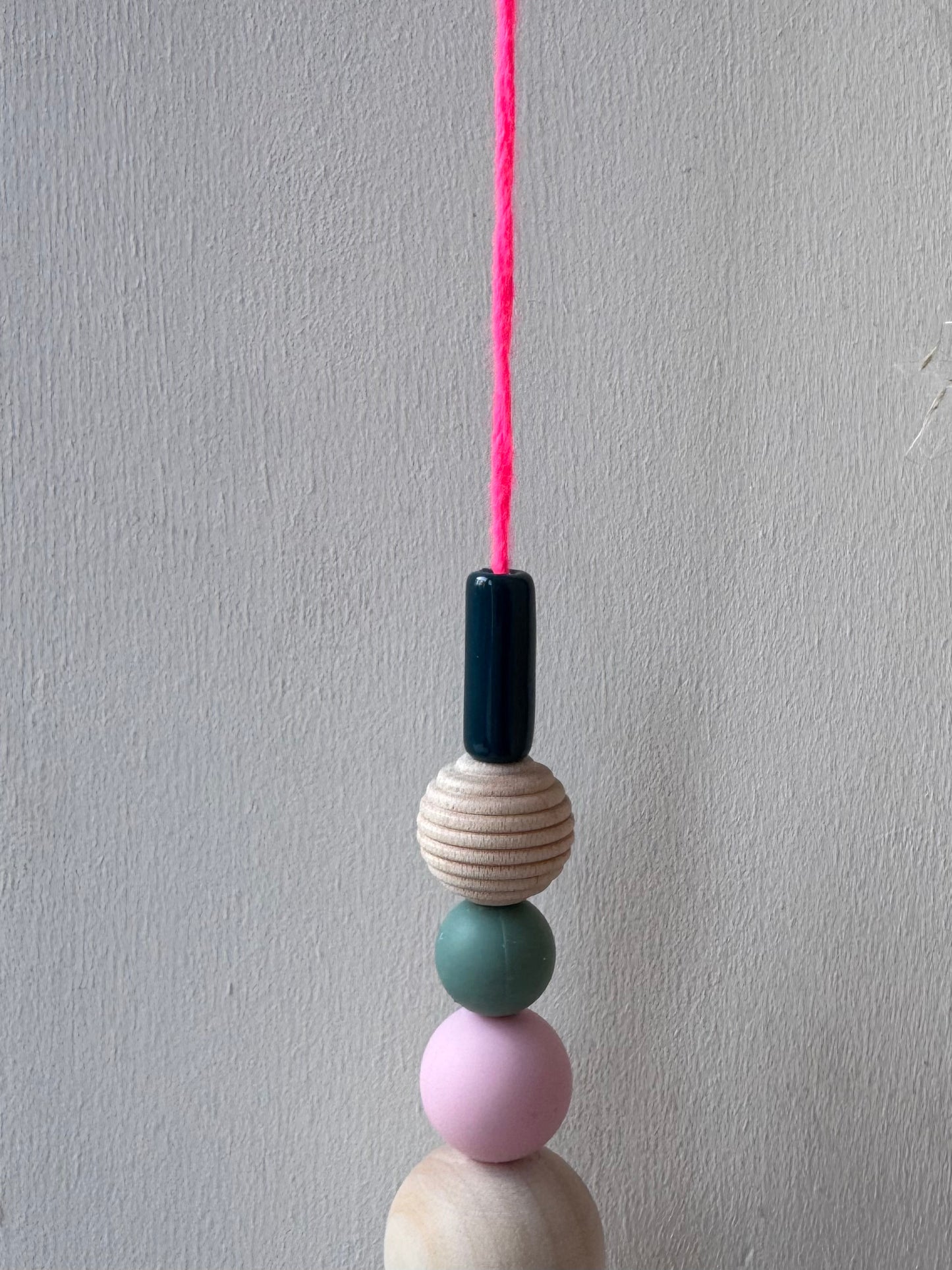 Handgefertigter bunter Sonnenfänger Neonpink und Petrol - Suncatcher mit Prisma - Regenbogen Fensterdekoration aus Glas