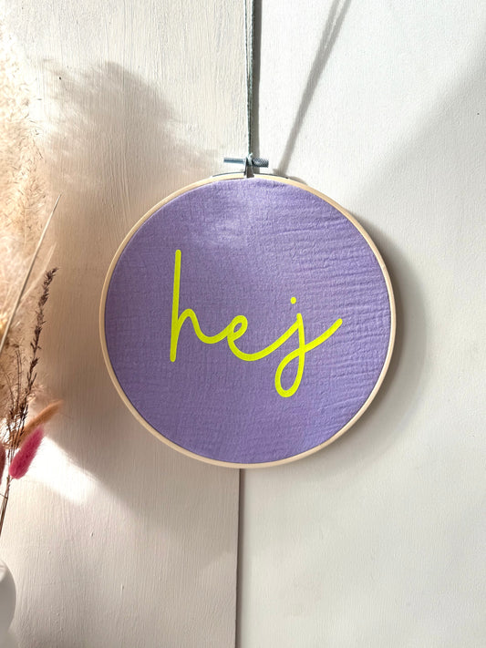 Stickrahmen "hej" - Neongelb - Musselinstoff - Handgemachte Sommerdeko Wanddeko Türkranz