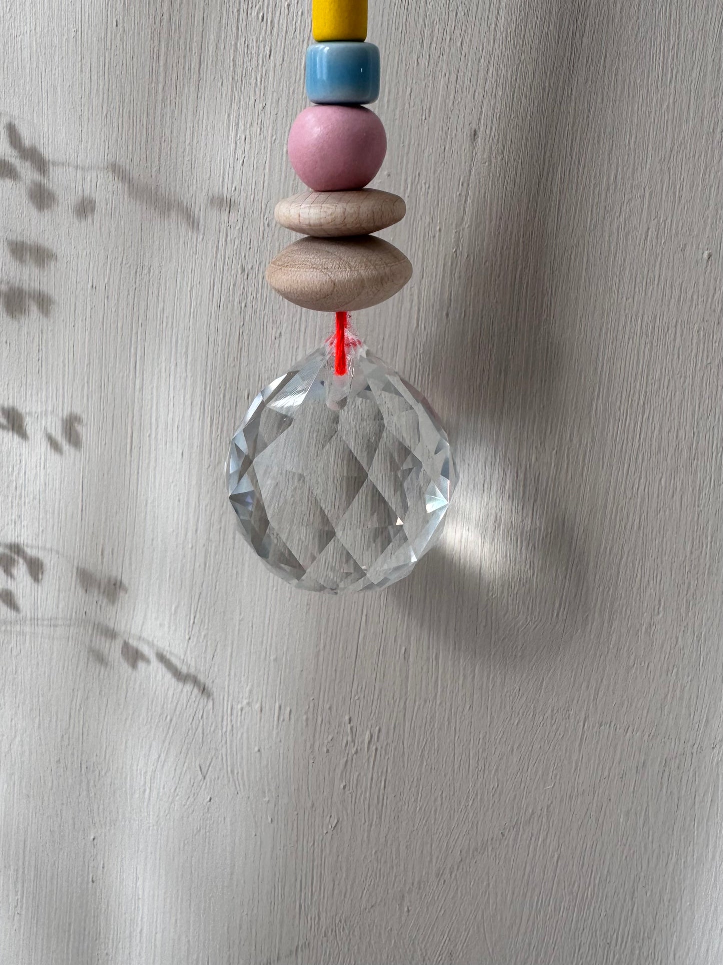 Handgefertigter bunter Sonnenfänger Neon und Pastell - Suncatcher mit Prisma - Regenbogen Fensterdekoration aus Glas