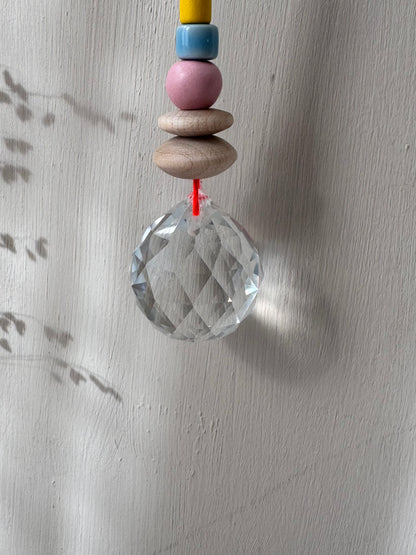 Handgefertigter bunter Sonnenfänger Neon und Pastell - Suncatcher mit Prisma - Regenbogen Fensterdekoration aus Glas