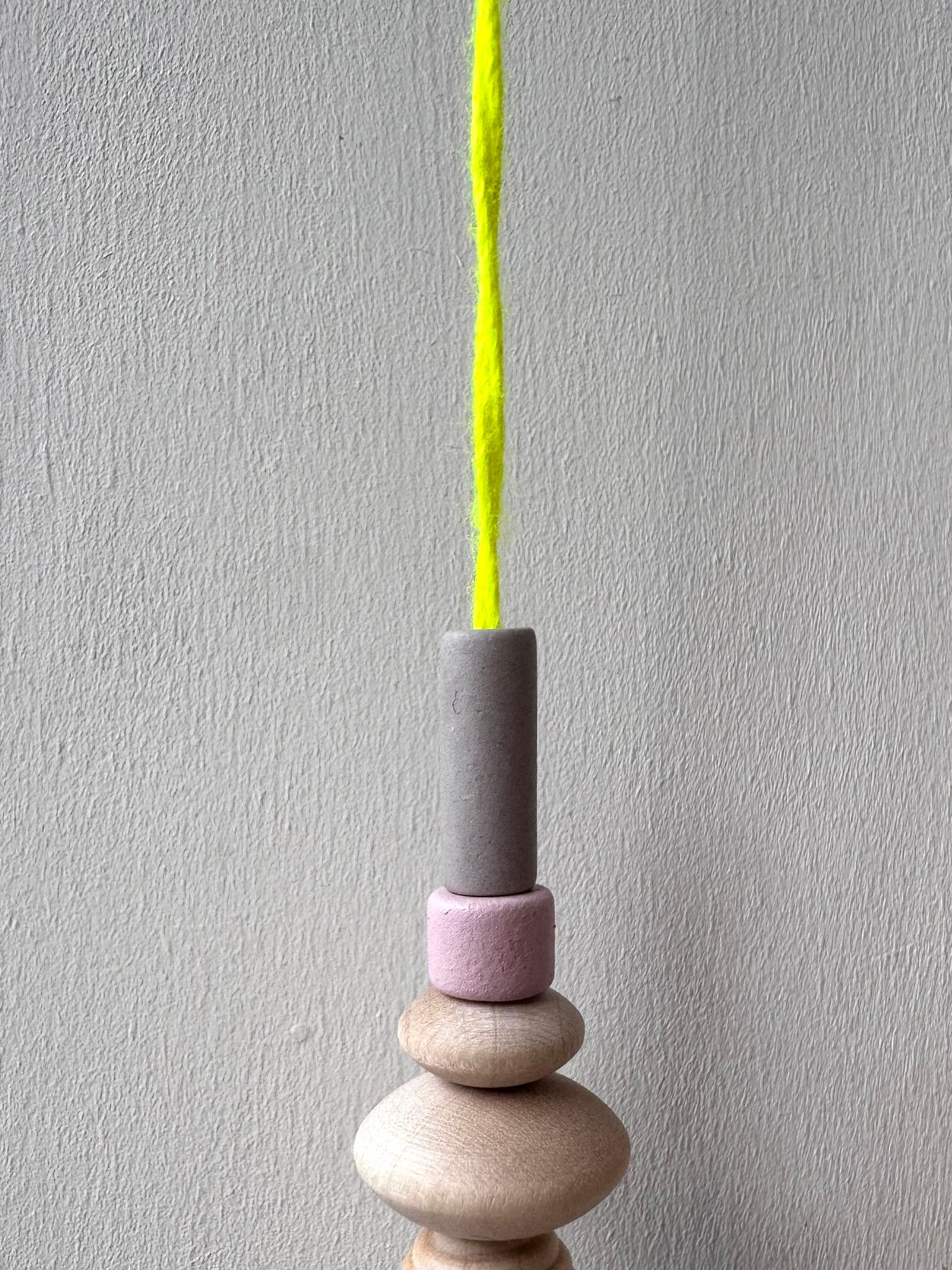Handgefertigter bunter Sonnenfänger Neongelb, Grau & Rosa - Suncatcher mit Prisma - Regenbogen Fensterdekoration aus Glas