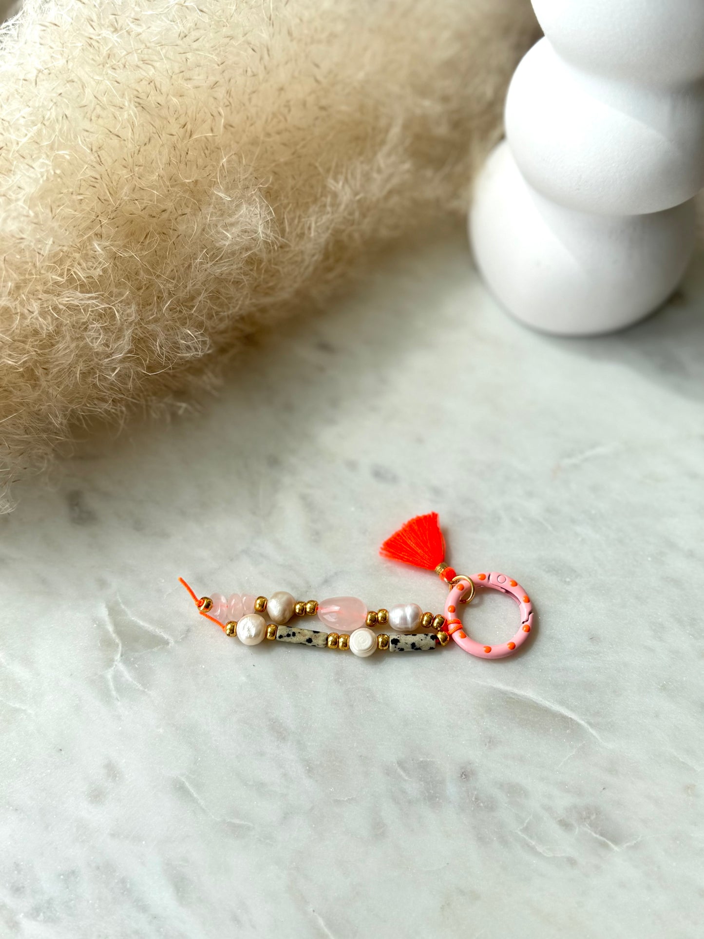 Handgefertigter Schlüsselanhänger mit Süßwassperlen und Rosenquarz  - Buntes Accessoire