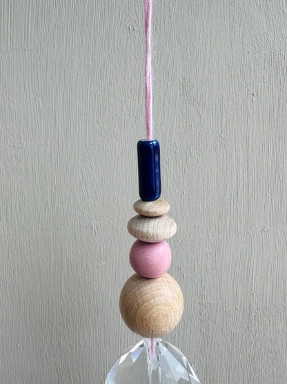 Handgefertigter bunter Sonnenfänger - Suncatcher mit Prisma - Regenbogen Fensterdekoration aus Glas - Rosa und Blau
