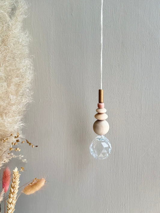 Handgefertigter schlichter Sonnenfänger - Suncatcher mit Prisma - Regenbogen Fensterdekoration aus Glas - Gold und Rosa
