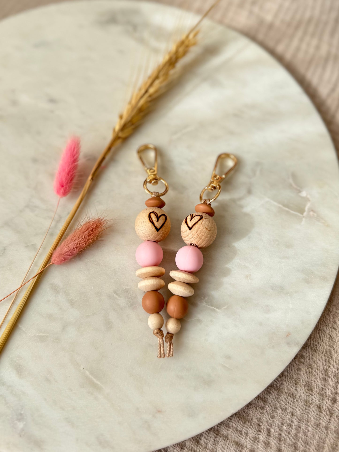Schlüsselanhänger Braun Rosa HERZ - Holzperlen & Silikon - Bagcharm - Geschenkidee