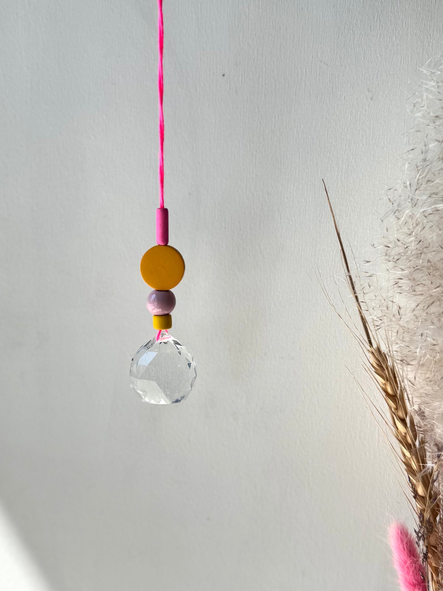 Handgefertigter bunter Sonnenfänger Neonink, Rosa und Gelb - Suncatcher mit Prisma - Regenbogen Fensterdekoration aus Glas
