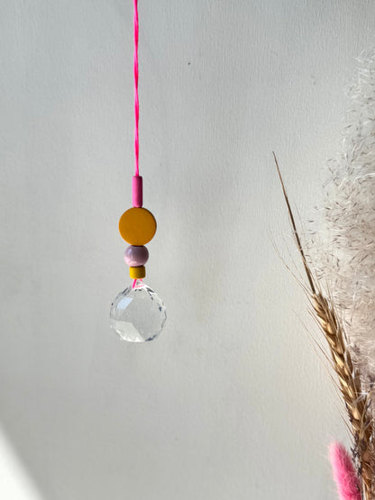 Handgefertigter bunter Sonnenfänger Neonink, Rosa und Gelb - Suncatcher mit Prisma - Regenbogen Fensterdekoration aus Glas