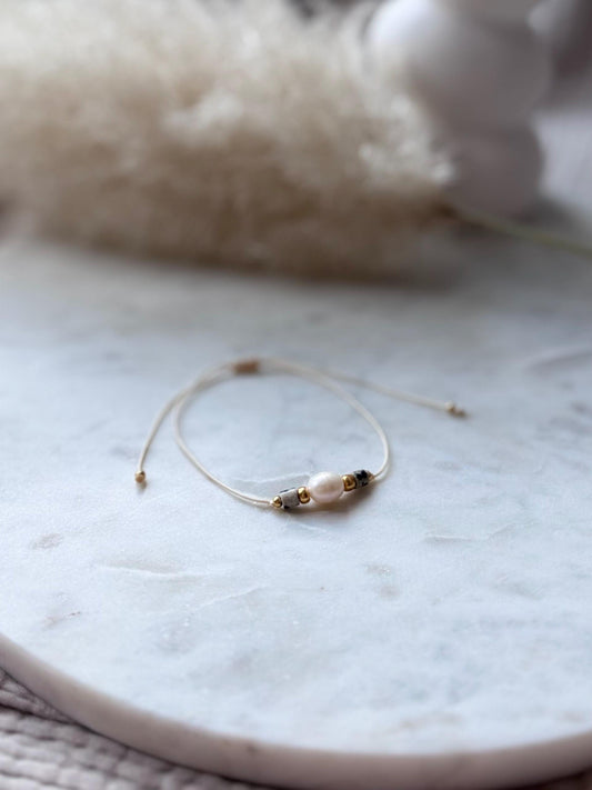 Zartes Edelsteinarmband handgefertigt - mit Dalmatiner Jaspis und Süßwasserperle - Freundschaftsarmband