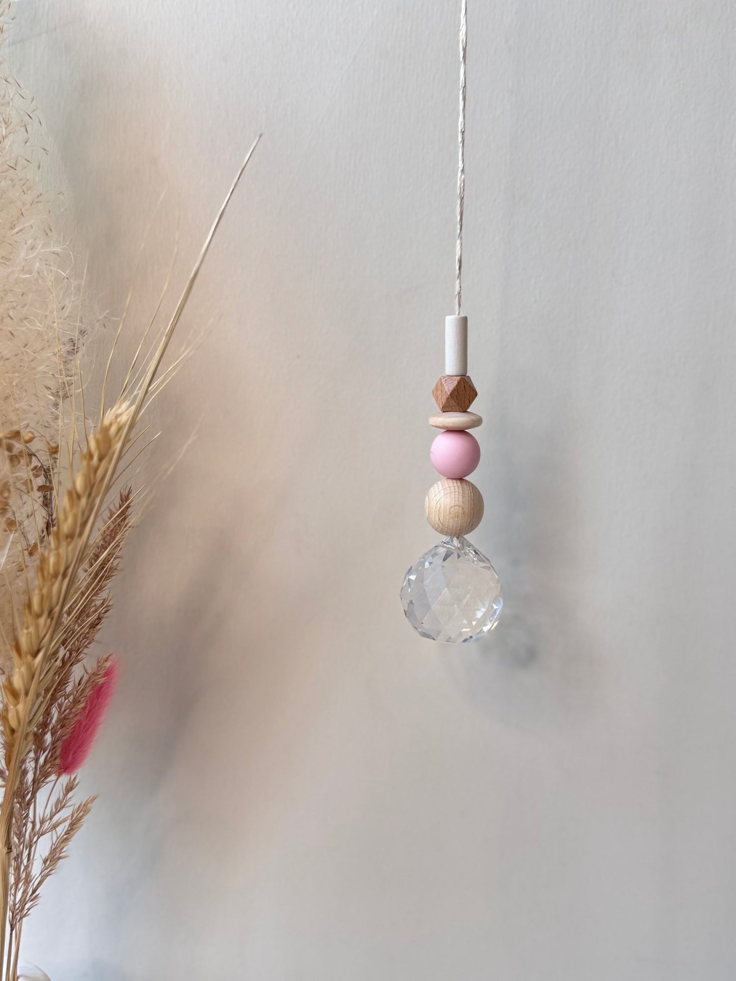 Handgefertigter bunter Sonnenfänger Rosa & Weiß - Suncatcher mit Prisma - Regenbogen Fensterdekoration aus Glas