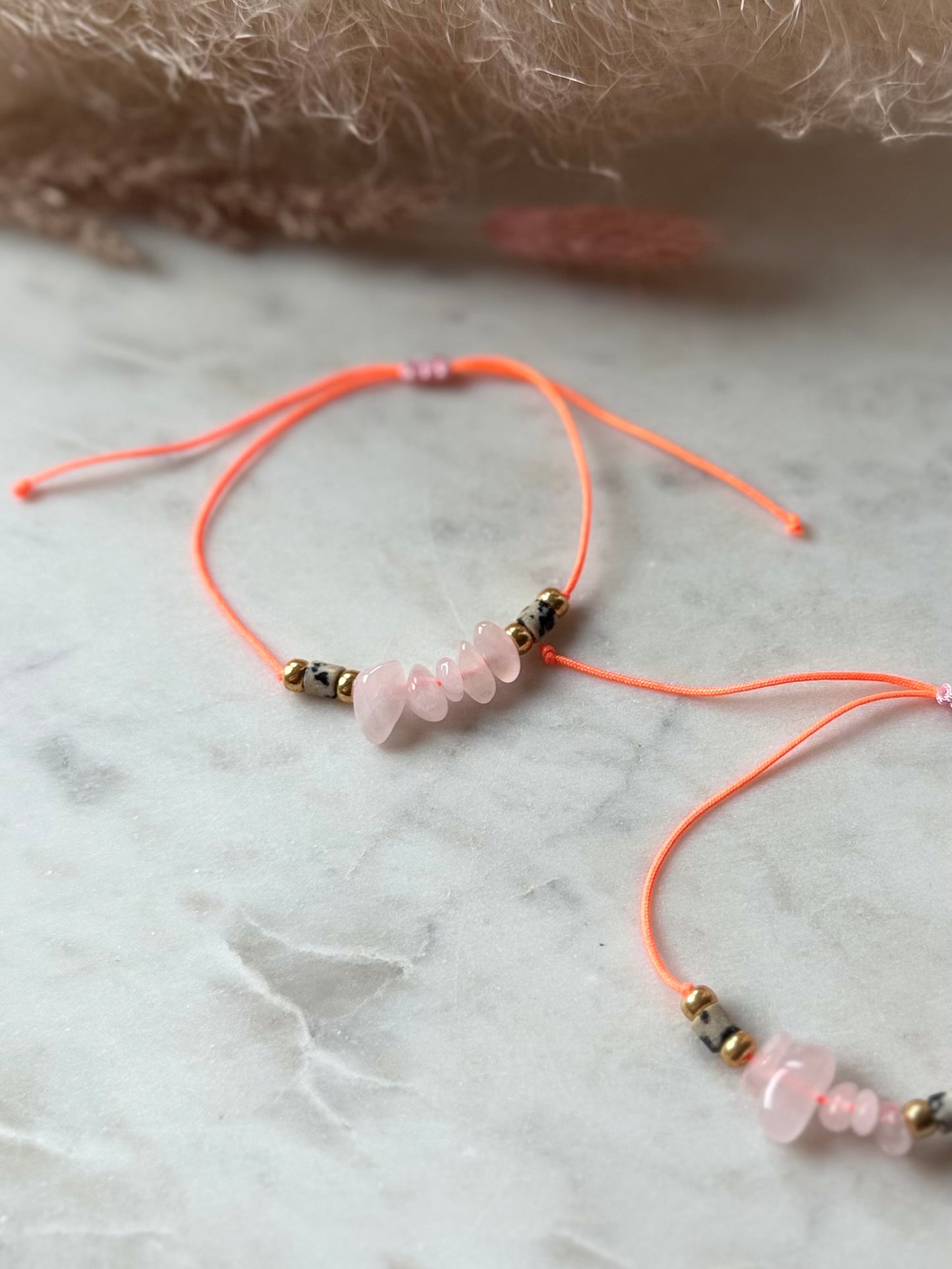 Buntes Armband in Neonorange - Handgefertigt mit Edelsteinen und Süßwasserperle - in tollen Sommerfarben - Freundschaftsarmband