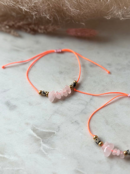 Buntes Armband in Neonorange - Handgefertigt mit Edelsteinen und Süßwasserperle - in tollen Sommerfarben - Freundschaftsarmband