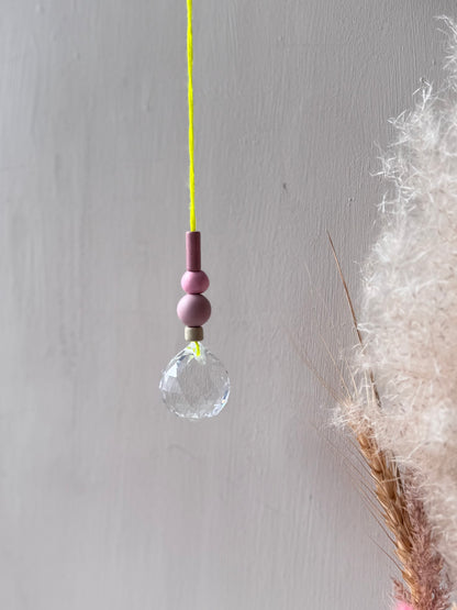 Handgefertigter bunter Sonnenfänger Neongelb, Mauve & Rosa - Suncatcher mit Prisma - Regenbogen Fensterdekoration aus Glas