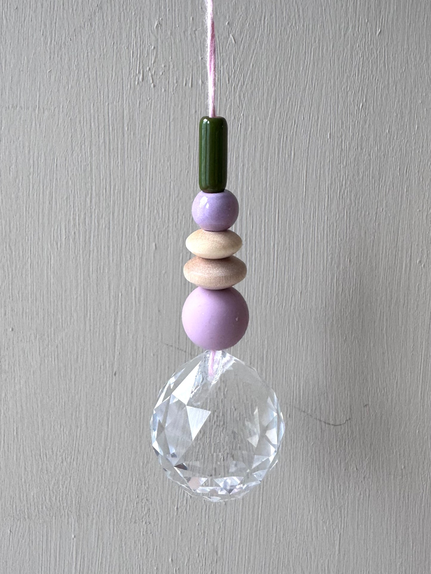 Handgefertigter bunter Sonnenfänger Rosa, Lila & Grün - Suncatcher mit Prisma - Regenbogen Fensterdekoration aus Glas