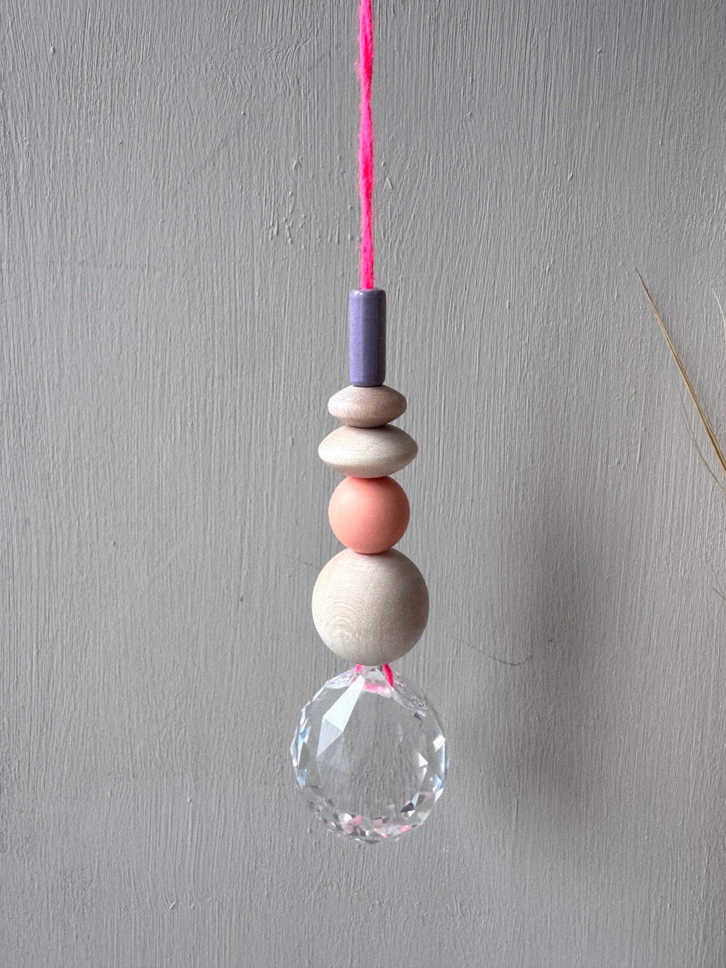 Handgefertigter bunter Sonnenfänger Neonpink, Peach & Flieder - Suncatcher mit Prisma - Regenbogen Fensterdekoration aus Glas