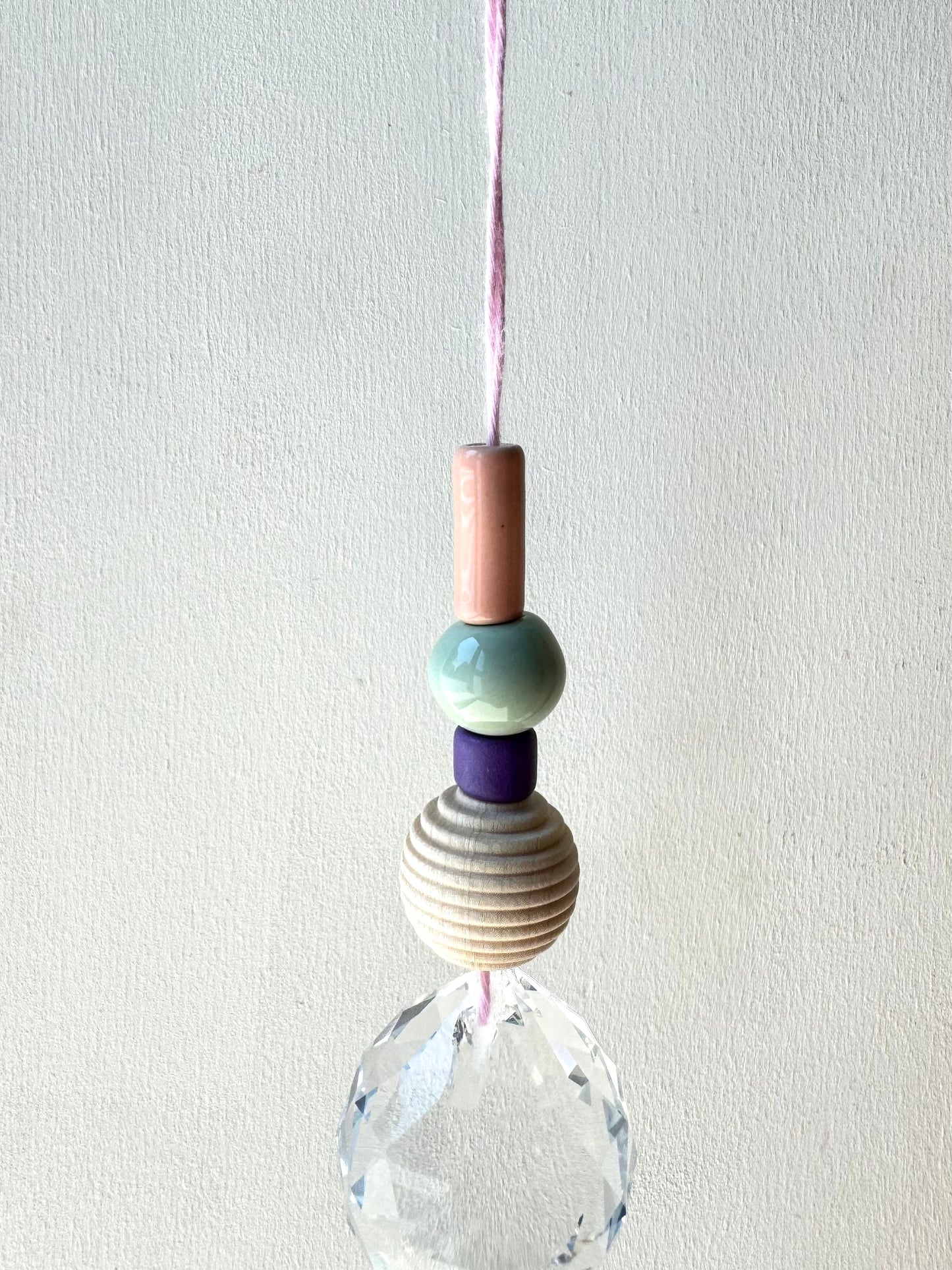 Handgefertigter bunter Sonnenfänger Rosa und Grün - Suncatcher mit Prisma - Regenbogen Fensterdekoration aus Glas