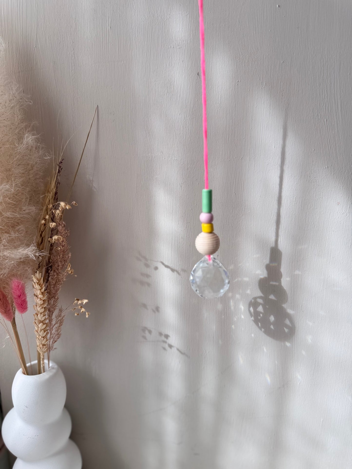 Handgefertigter schlichter Sonnenfänger Neon und Pastell - Suncatcher mit Prisma - Regenbogen Fensterdekoration aus Glas