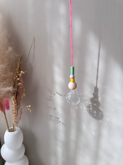 Handgefertigter schlichter Sonnenfänger Neon und Pastell - Suncatcher mit Prisma - Regenbogen Fensterdekoration aus Glas
