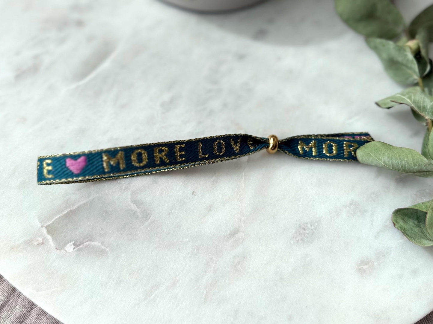 Verstellbares Textarmband mit goldener Stoppperle - Freundschaftsarmband Boho Style