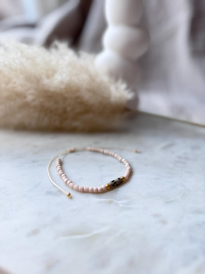 Zartes Edelsteinarmband handgefertigt - mit Dalmatiner Jaspis - Freundschaftsarmband