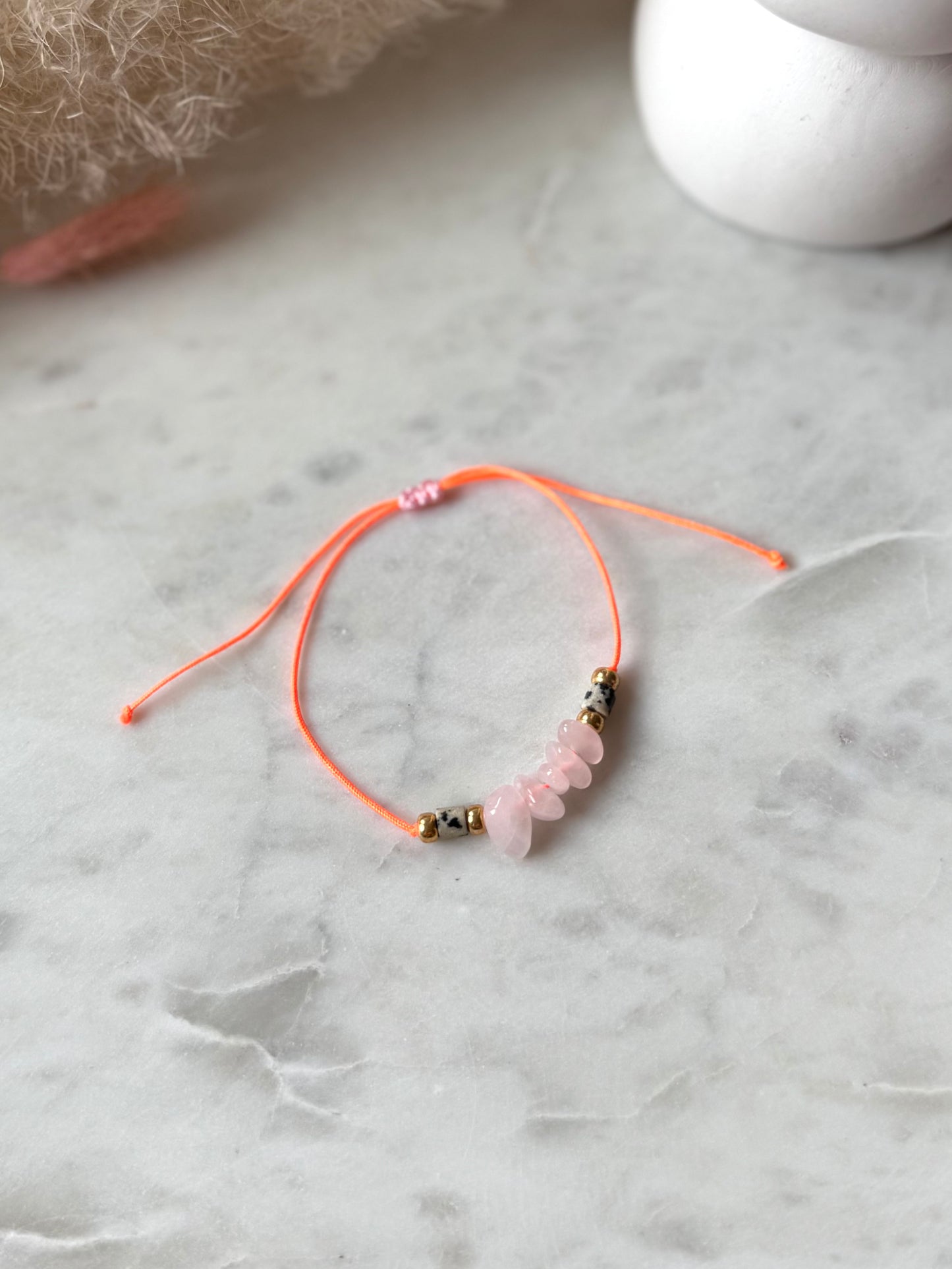 Buntes Armband in Neonorange - Handgefertigt mit Edelsteinen und Süßwasserperle - in tollen Sommerfarben - Freundschaftsarmband