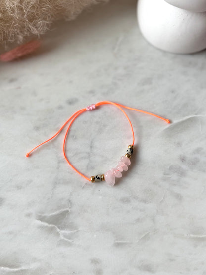 Buntes Armband in Neonorange - Handgefertigt mit Edelsteinen und Süßwasserperle - in tollen Sommerfarben - Freundschaftsarmband