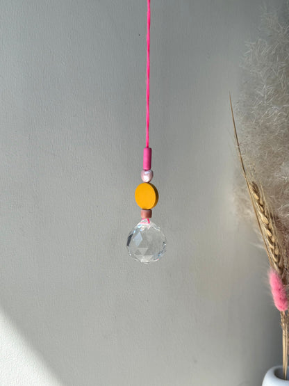 Handgefertigter bunter Sonnenfänger Neonpink und Gelb - Suncatcher mit Prisma - Regenbogen Fensterdekoration aus Glas