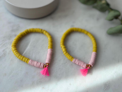 Katsuki Perlenarmband handgefertigt - Buntes Armband mit Quaste in Neonpink