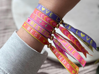 Verstellbares buntes Textarmband mit goldener Stoppperle - Freundschaftsarmband Boho Style