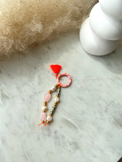 Handgefertigter Schlüsselanhänger mit Süßwassperlen und Rosenquarz  - Buntes Accessoire