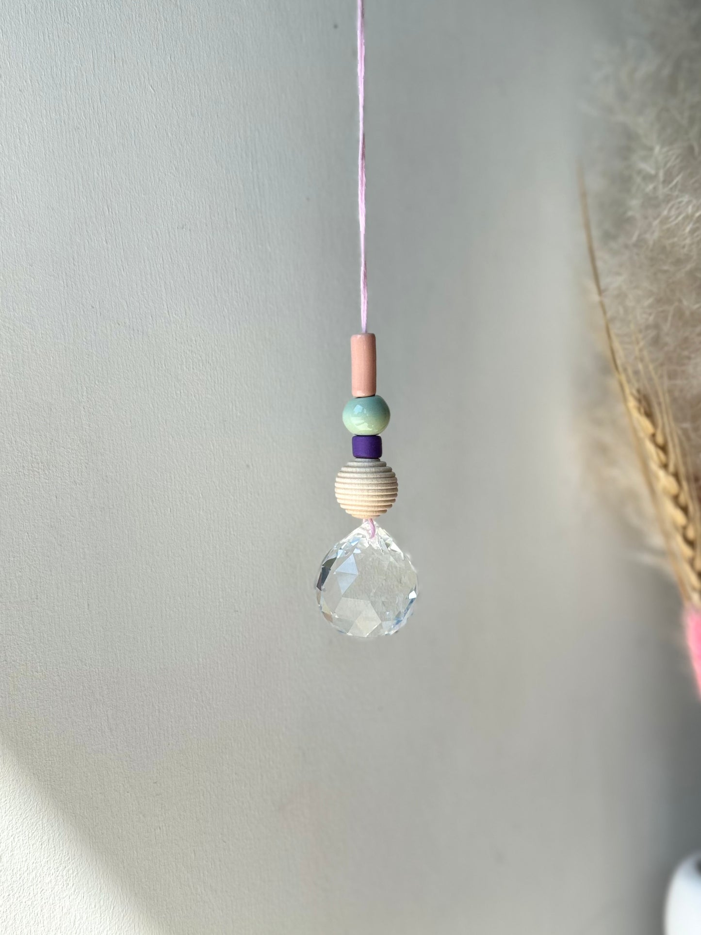 Handgefertigter bunter Sonnenfänger Rosa und Grün - Suncatcher mit Prisma - Regenbogen Fensterdekoration aus Glas