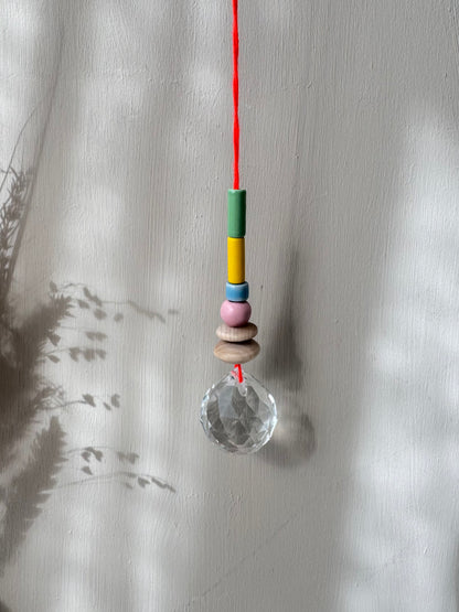 Handgefertigter bunter Sonnenfänger Neon und Pastell - Suncatcher mit Prisma - Regenbogen Fensterdekoration aus Glas